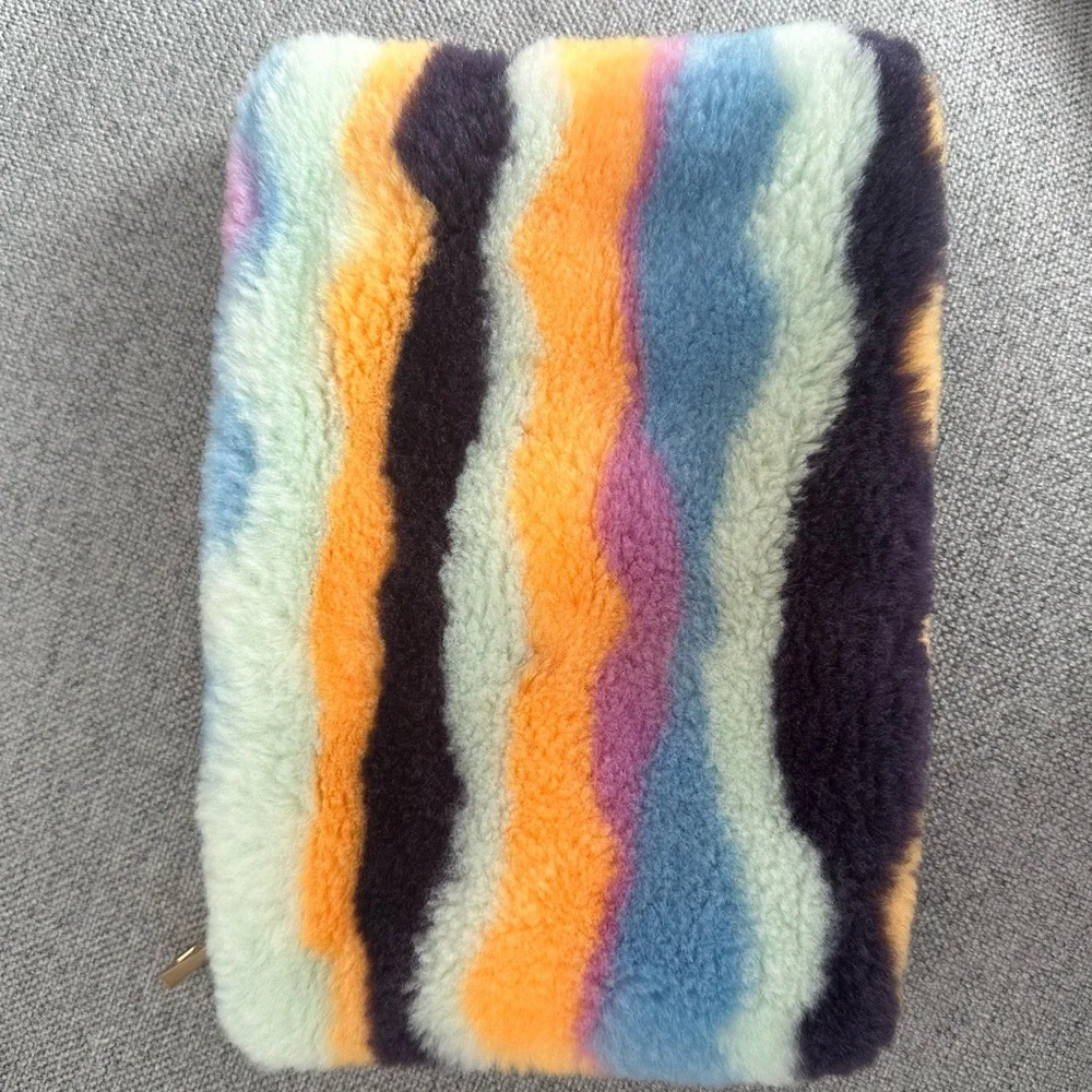 Small Pouch like new comes from smoke and pet free home! Super cute! - Picture 3 of 4